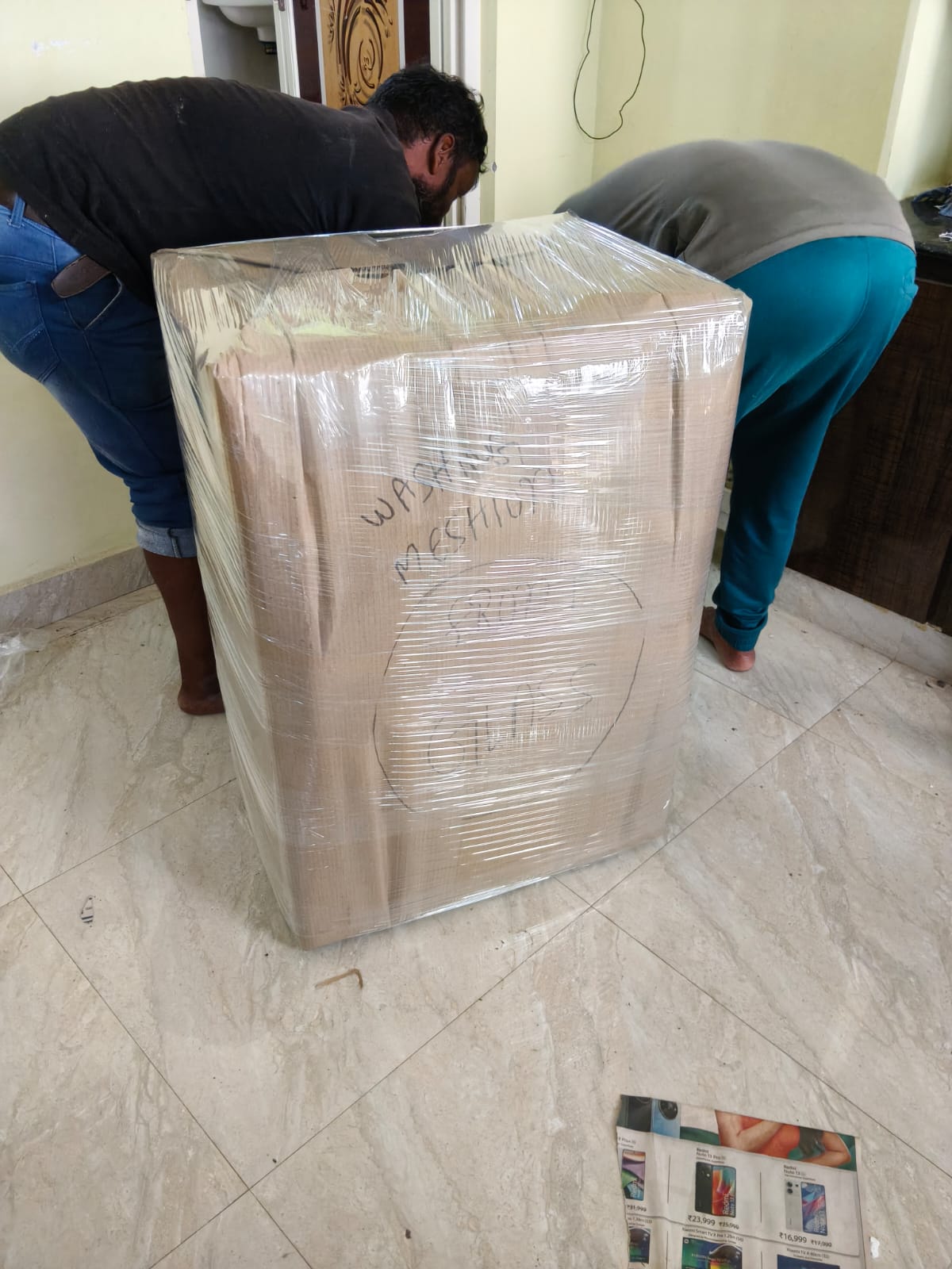 Cushioned LED television box packing with corner shock absorbers
